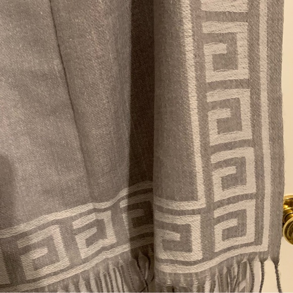 Oversized G monogram reversable oversized scarf shawl - Picture 1 of 9